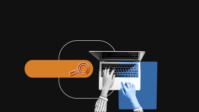 Person sucht etwas am Laptop